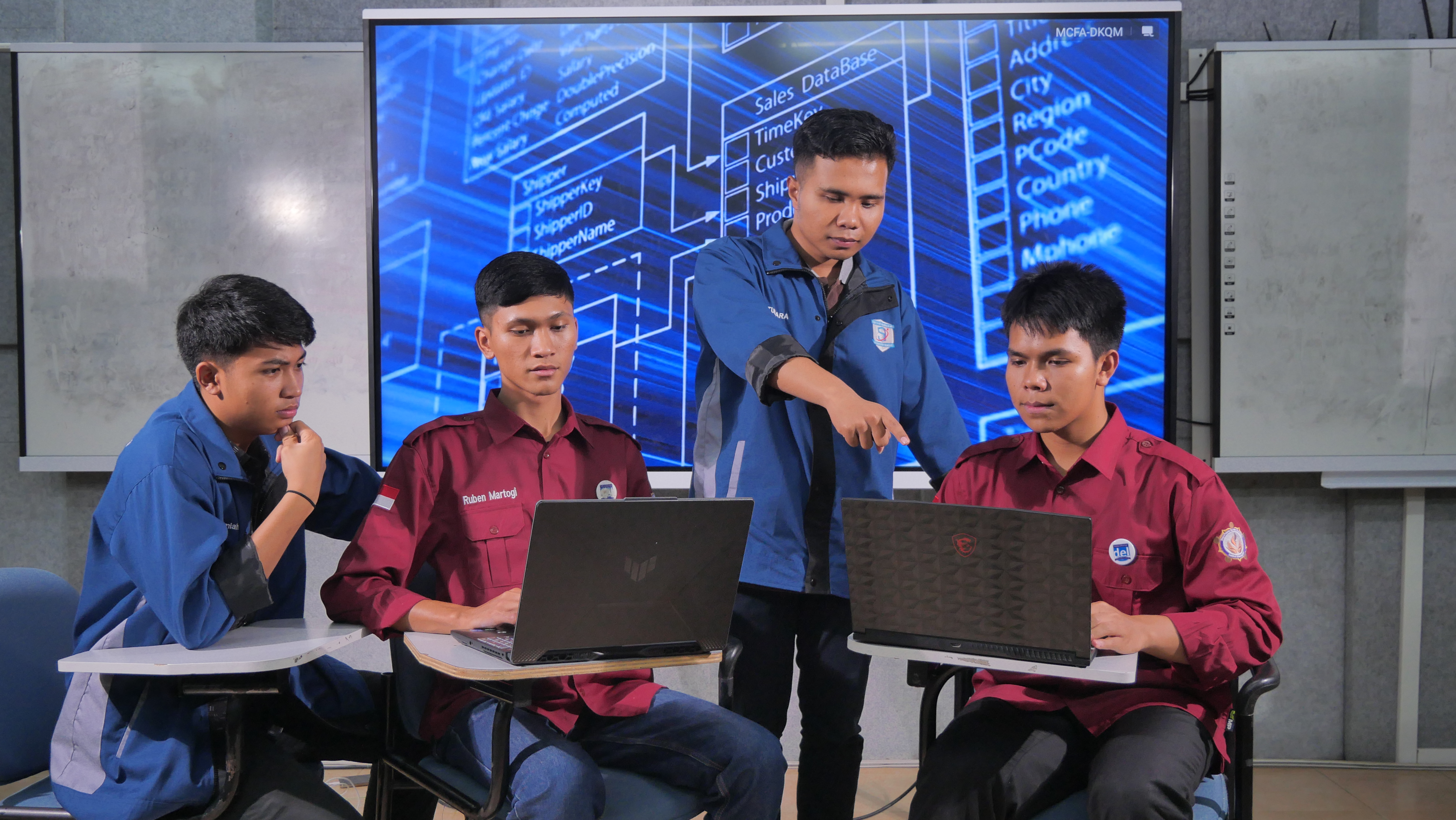 Mahasiswa Program Studi Sarjana Sistem Informasi Berdiskusi
