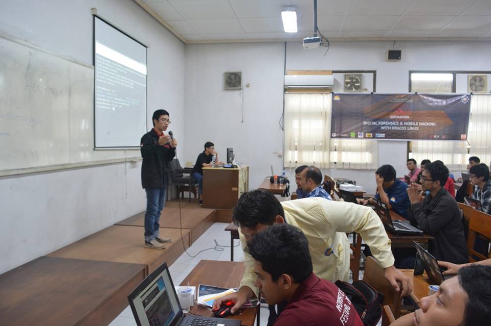 Alumni IT Del sebagai Pembicara selama 3 hari di 3 tempat di Yogyakarta