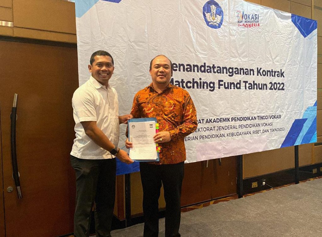 Rektor IT Del Melakukan Penandatanganan Kontrak Pendanaan Program Matching Fund 2022