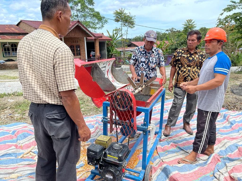 Prodi Manajemen Rekayasa Serahkan Mesin Pencacah Limbah Jerami Jagung dan Pemipil Jagung kepada Kepala Desa Garoga