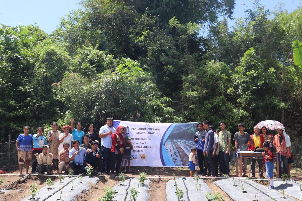 Institut Teknologi Del Menghadirkan Teknologi Irigasi Tetes Otomatis Bertenaga Surya di Desa Banua Huta