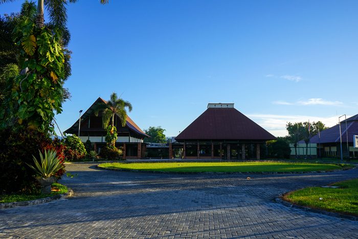 Suasana pagi hari di area kampus Institut Teknologi Del