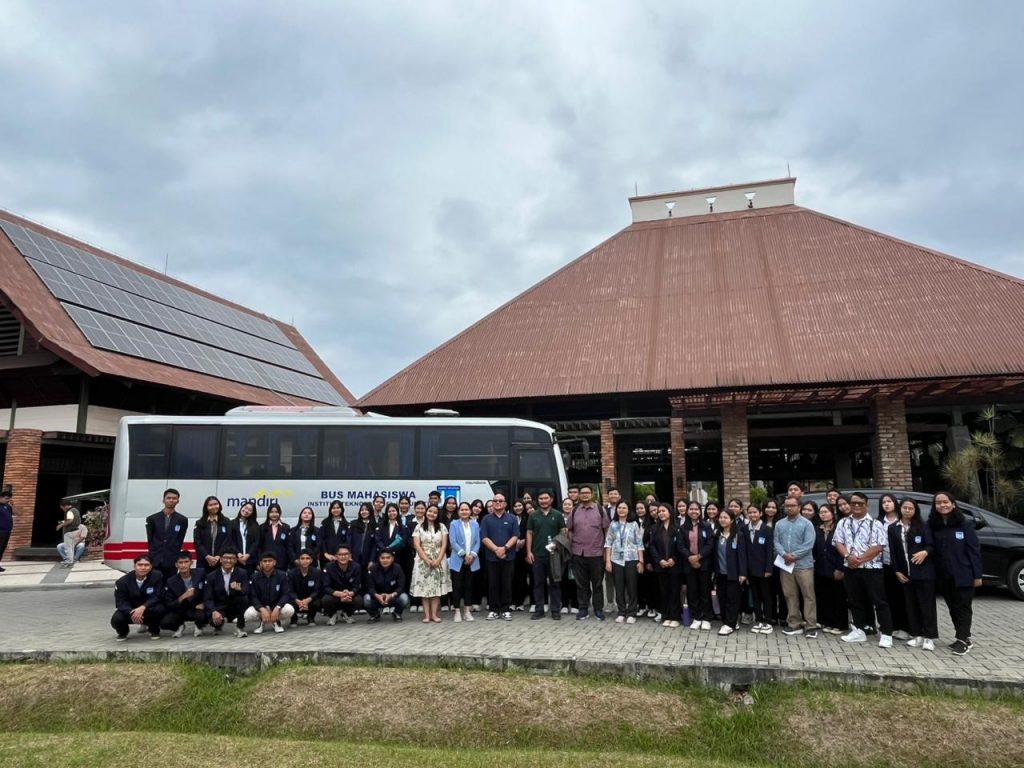 Rektor IT Del Lepas 57 Mahasiswa Program Mahasiswa Berdampak untuk Pengabdian Masyarakat di Desa Sigurung Gurung