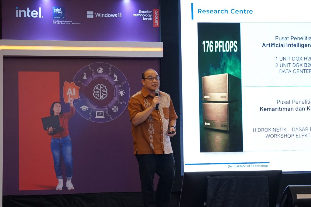 Rektor IT Del Bahas Pentingnya Sistem Teknologi Terintegrasi pada Lenovo Edu Customer Event Medan