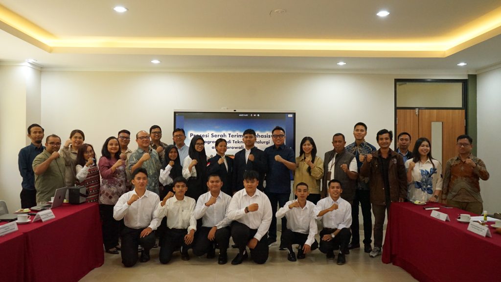 Bupati Morowali Utara Serahkan 10 Calon Mahasiswa Teknik Metalurgi kepada Institut Teknologi Del