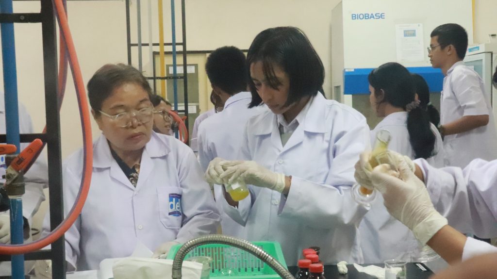 Program Studi Teknik Bioproses IT Del Gelar Pelatihan Larutan Penyangga dan Hidrolisis bagi Guru dan Siswa SMA se-Kabupaten Toba