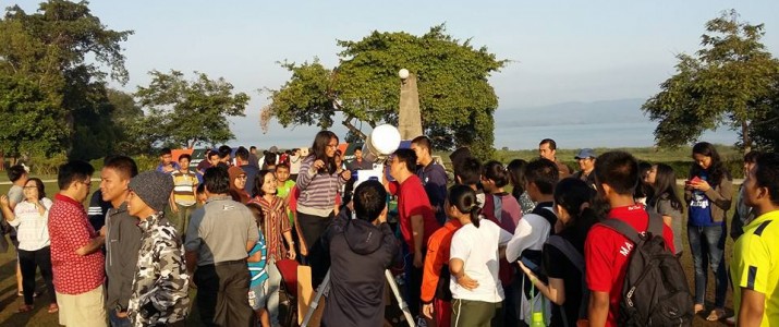 Menyaksikan Gerhana Matahari dari Tepi Danau Toba